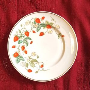🍓VTG 1978 Avon 22K Gold trim Strawberry Plate